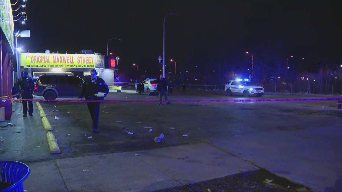 Two Chicago police officers shot at Harrison and Independence and transported to Mt. Sinai Hospital.   @JudyWangWGN is on the scene now gathering more information.   Entrance and exit ramps at Independence/EB I-290 CLOSED