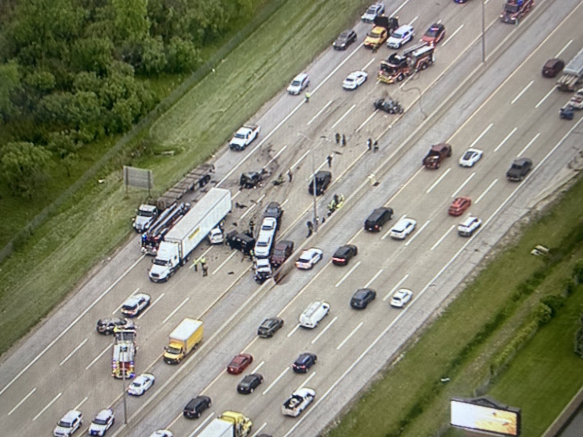 Tollway crews in the process of closing the southbound Tri-State at Willow Rd. The Willow Rd entrance is closed as well