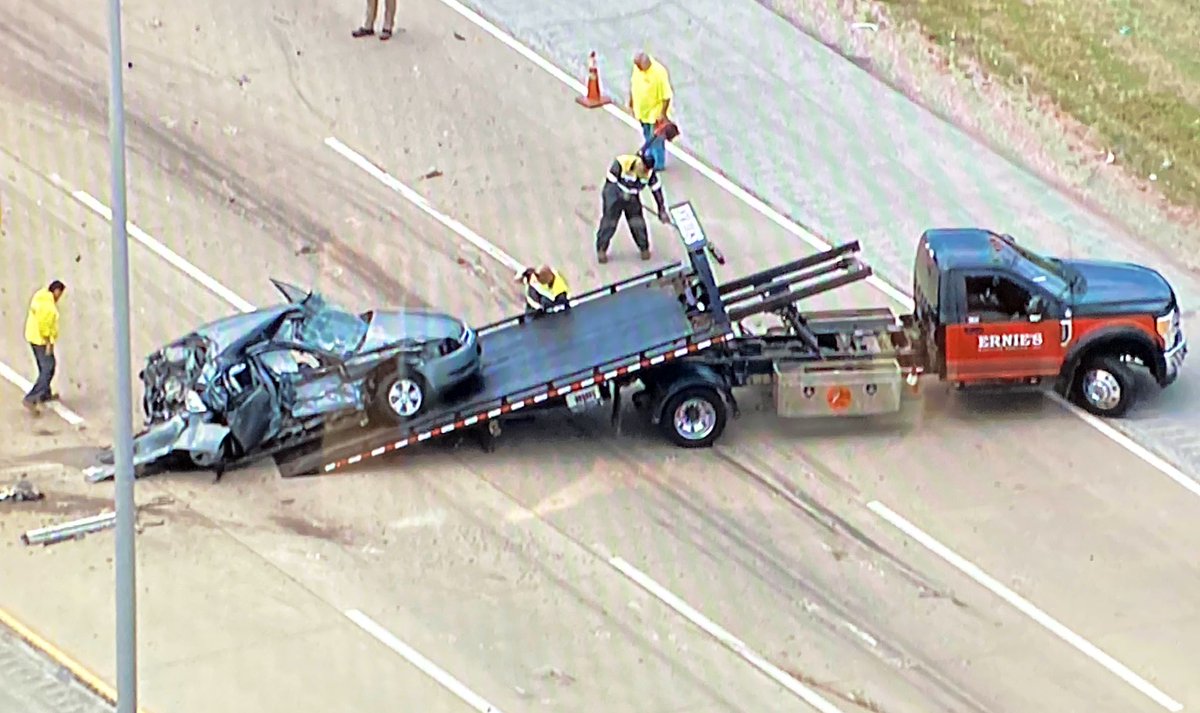 Some progress on the Southbound Tri-State after a fatal crash that happened just after 6am. All SB lanes are still blocked at Willow Rd, but police have finished investigating. Heavy wreckers & tow trucks are working to clear the lanes &amp; reopen them now