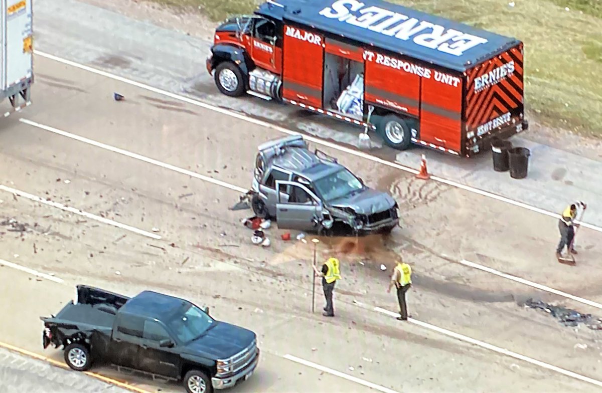 Some progress on the Southbound Tri-State after a fatal crash that happened just after 6am. All SB lanes are still blocked at Willow Rd, but police have finished investigating. Heavy wreckers & tow trucks are working to clear the lanes &amp; reopen them now