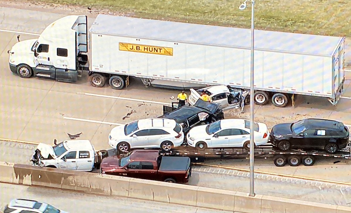 Some progress on the Southbound Tri-State after a fatal crash that happened just after 6am. All SB lanes are still blocked at Willow Rd, but police have finished investigating. Heavy wreckers & tow trucks are working to clear the lanes &amp; reopen them now