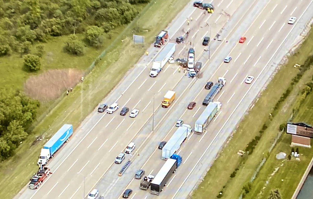 Some progress on the Southbound Tri-State after a fatal crash that happened just after 6am. All SB lanes are still blocked at Willow Rd, but police have finished investigating. Heavy wreckers & tow trucks are working to clear the lanes &amp; reopen them now