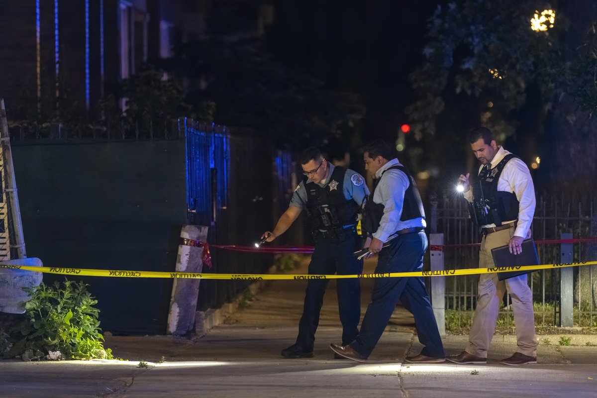 Chicago police work the scene were 3 people were shot in the 3600 block of West Chicago Avenue, in the Humboldt Park neighborhood, Friday, June 17, 2022.   Tyler Pasciak LaRiviere/Sun-Times Chicago