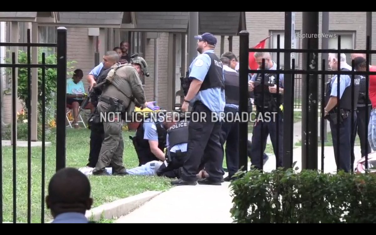 Chicago, IL: This morning an offender opened fire on @Chicago_Police  -wounding one officer who was shot 3x's but alert 1300 W Taylor St - 0830 -Offender located at the Abla Homes -Officers found the suspect bleeding heavily and applied *life saving* measures -tourniquet applied