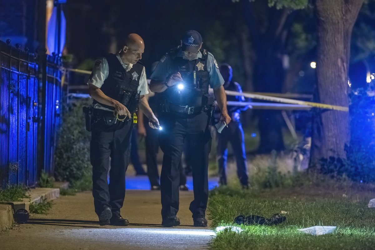 4 hurt, 1 seriously, in West Garfield Park shooting 