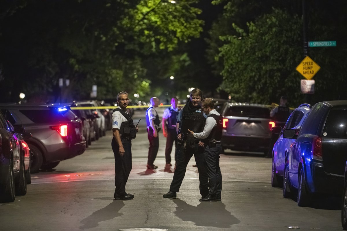 4 hurt, 1 seriously, in West Garfield Park shooting 