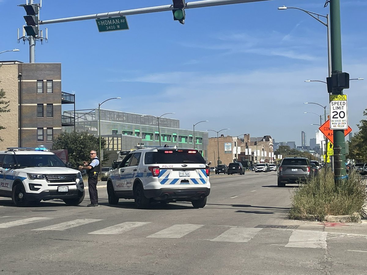 Officer shot offender in the arm. 10th district 10thdistrict cpd Chicago   ChicagoPD