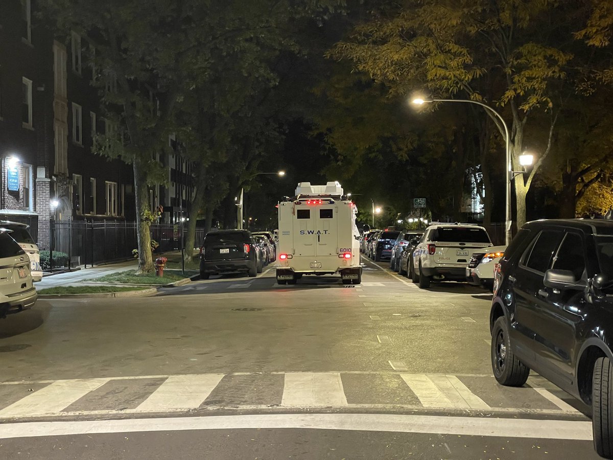 The situation on Glenlake and Winthrop has seemingly intensified, was woken up by a family member to see more CPD and SWAT on my block and now 2 bearcats on Winthrop and the mouth of an alley on Glenlake. Chicago 