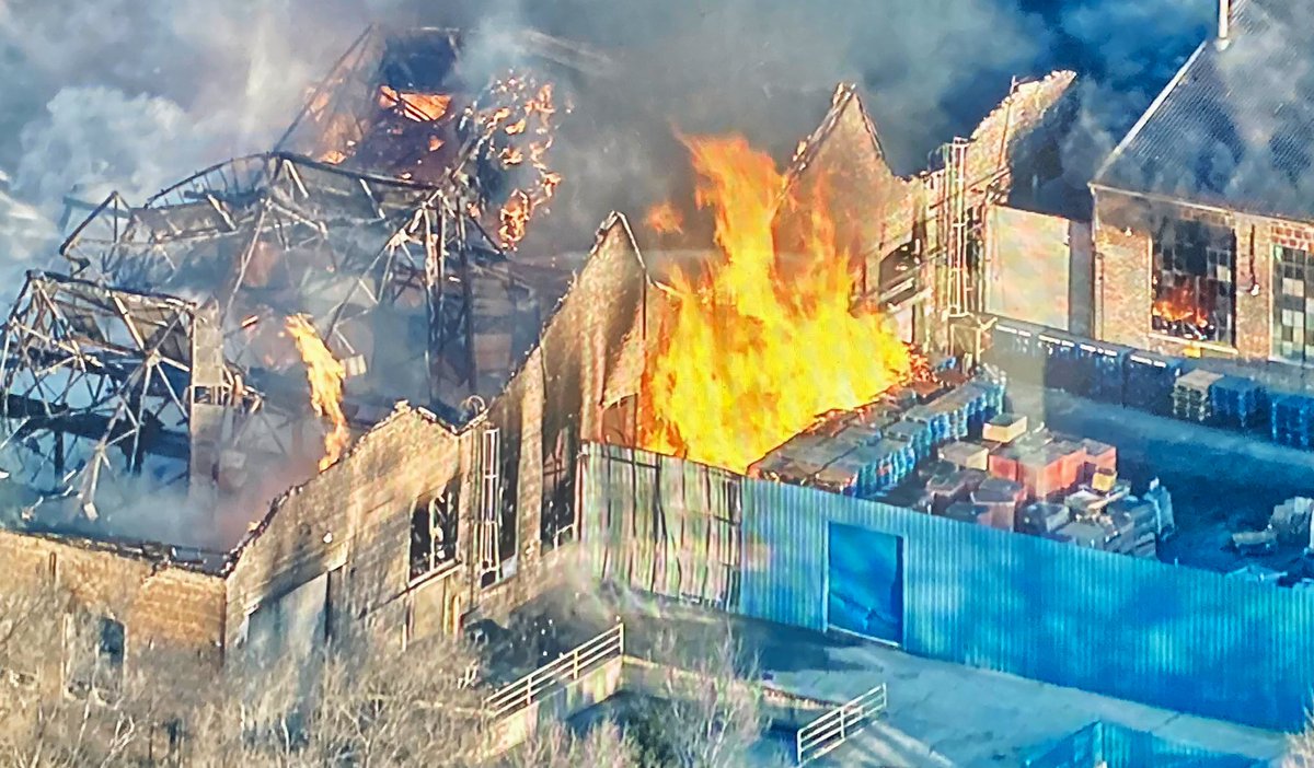 ChicagoHeights - Massive fire burning in an industrial area near 11th & Washington. Smoke plume stretches 1500 ft in the air. Building looks to be completely destroyed