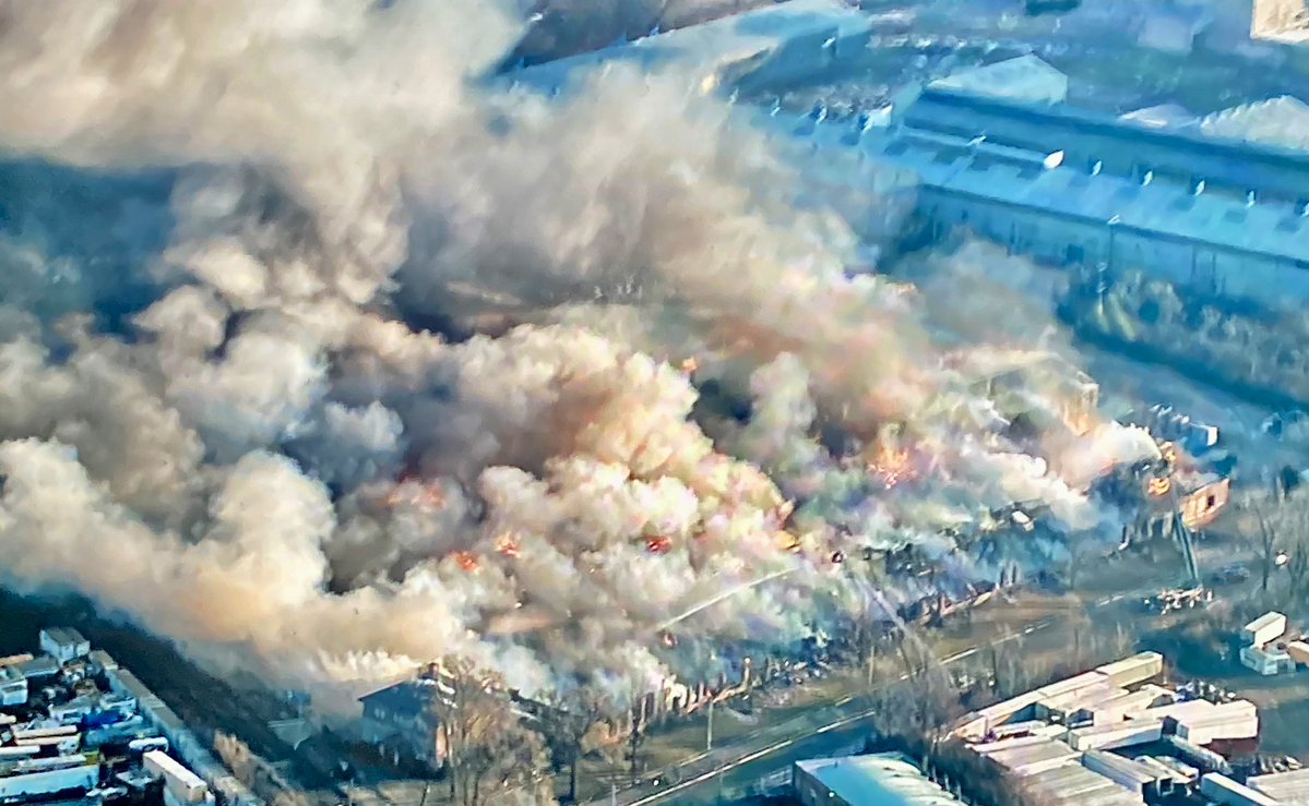 ChicagoHeights - Massive fire burning in an industrial area near 11th & Washington. Smoke plume stretches 1500 ft in the air. Building looks to be completely destroyed