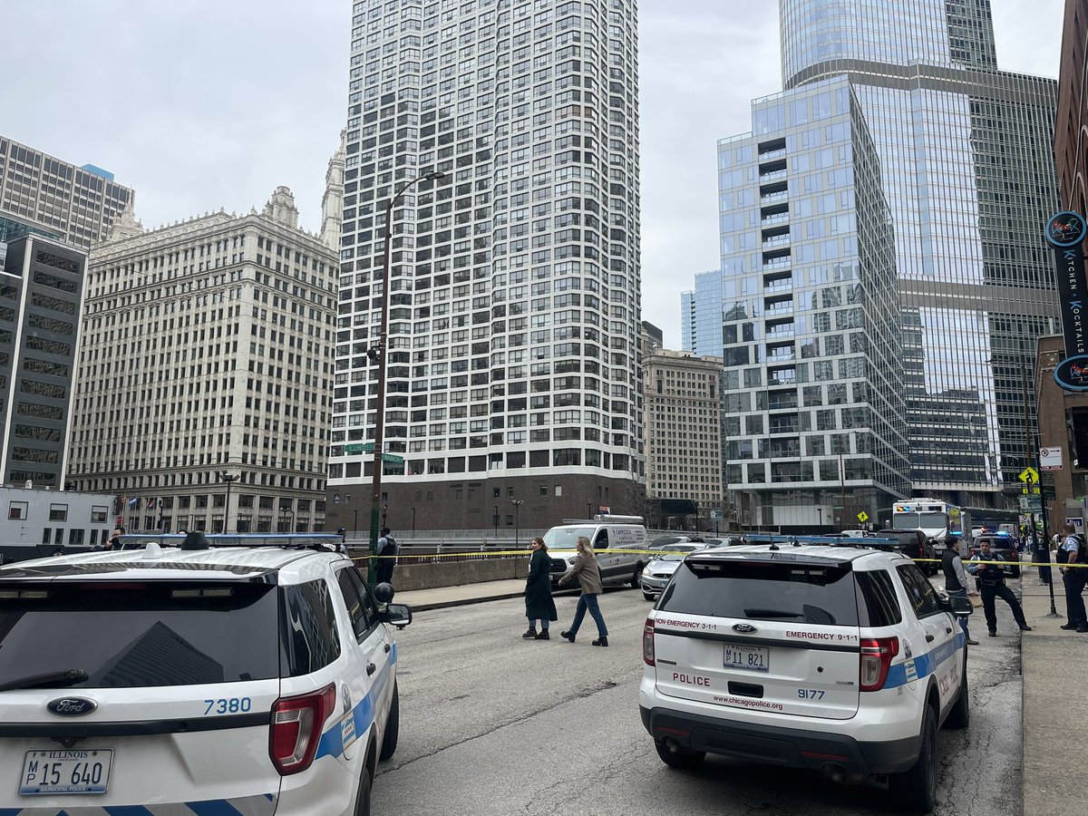 Massive police/ SWAT presence at the Trump Tower in Chicago as Wabash Ave is shut down. Chicago Police could only confirm there was a “call of service” & we are awaiting more details. Police clearing people out from the area.
