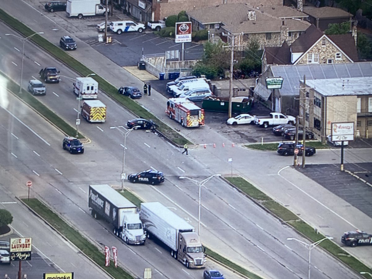 Northlake - westbound North Ave is closed between Anson Dr and Roberta Ave (just west of Mannheim Rd) while crews cleanup a crash at Edwards St