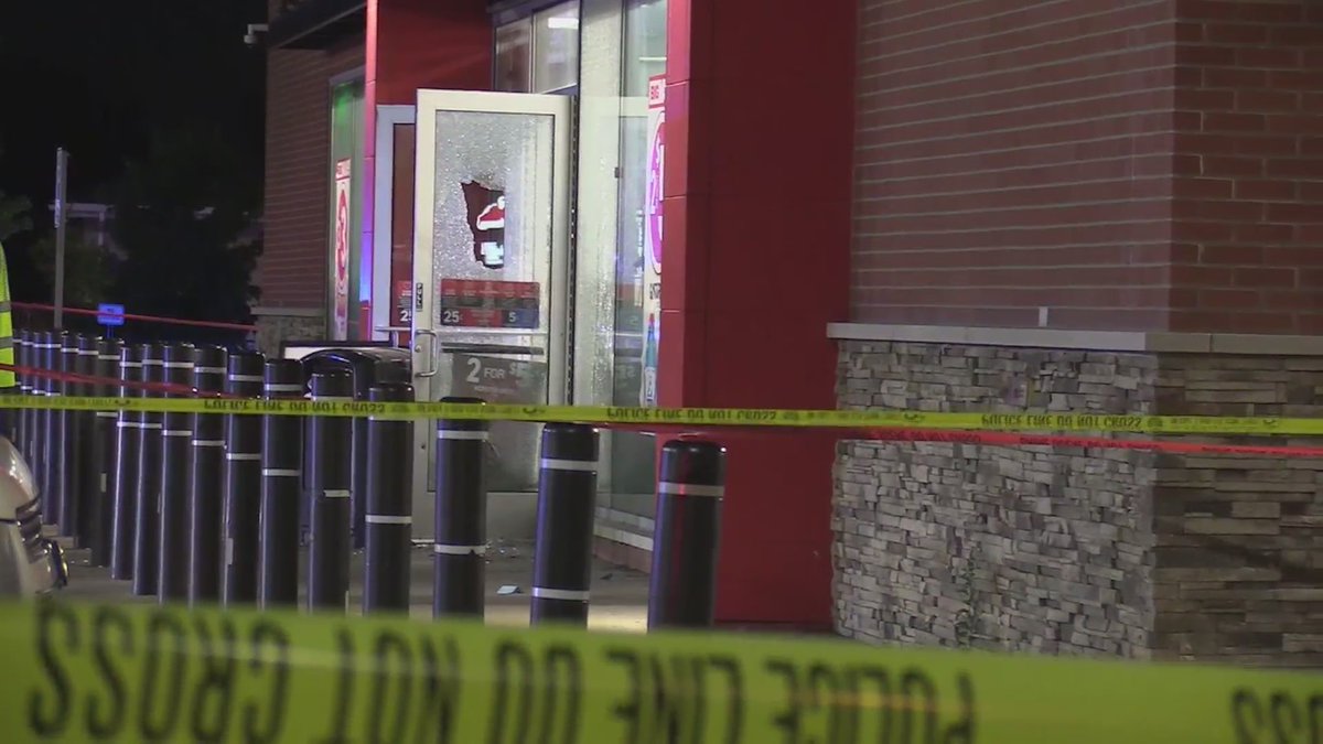 3 men, including 2 employees, shot at gas station in Brighton Park late last night, Chicago police say 