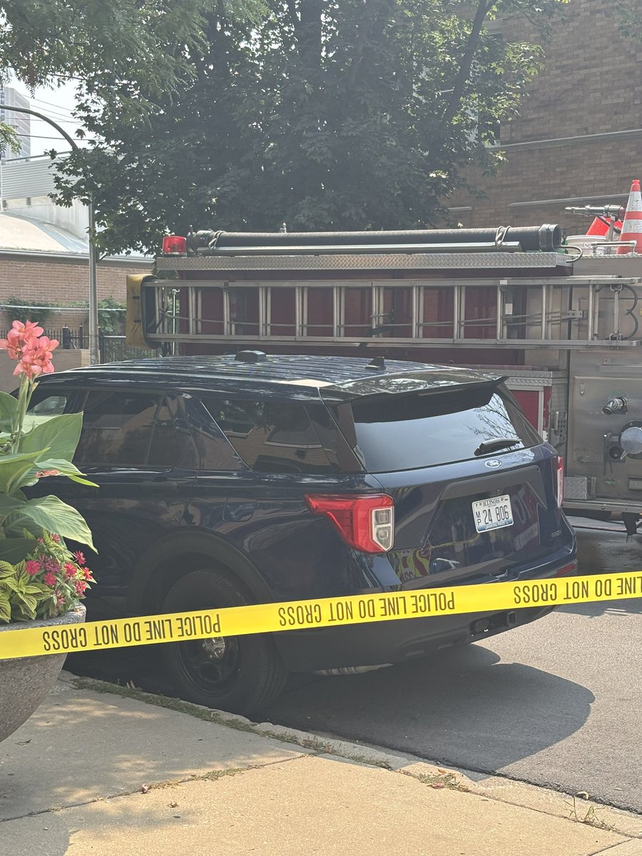 1122 W Catalpa: a High Risk Search Warrant was executed by SWAT. HRSW Chicago  @SPOTNEWSonIG Something is going on between N broadway ave and West Catalpa Ave. There are police officers everywhere, firefighters, and tactical police units on the scene