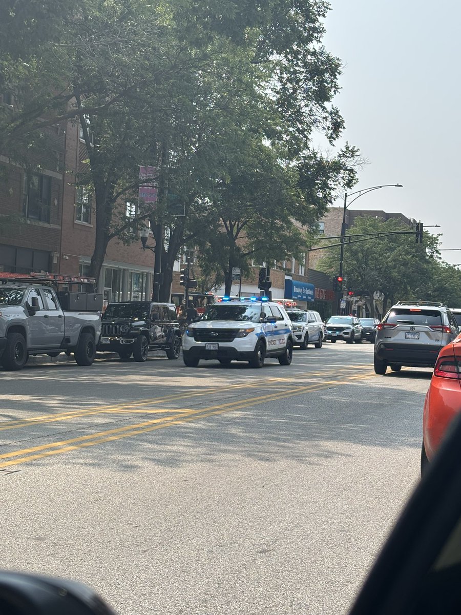 1122 W Catalpa: a High Risk Search Warrant was executed by SWAT. HRSW Chicago  @SPOTNEWSonIG Something is going on between N broadway ave and West Catalpa Ave. There are police officers everywhere, firefighters, and tactical police units on the scene