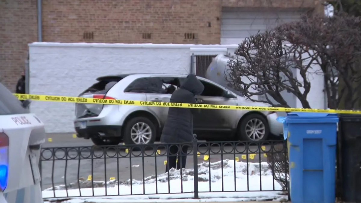 Shooting outside Chicago White Castle leaves 2 men dead, suspects on the run