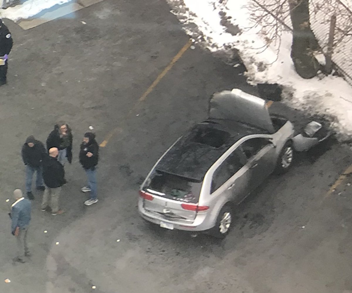 Shooting outside Chicago White Castle leaves 2 men dead, suspects on the run