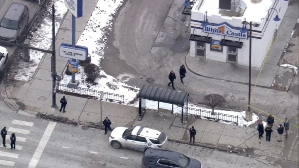 Roosevelt & Western MASS SHOOTING 4 PPL SHOT, 3 KILLED... Chicago Police & UIC Police are on scene investigating 2 separate shooting scenes that left 4 ppl wounded, 3 dead.