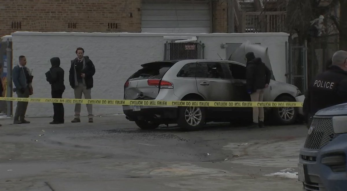 Roosevelt & Western MASS SHOOTING 4 PPL SHOT, 3 KILLED... Chicago Police & UIC Police are on scene investigating 2 separate shooting scenes that left 4 ppl wounded, 3 dead. 