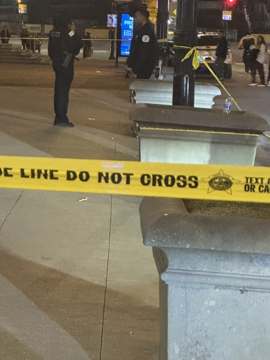 Washington & Wabash TEEN SHOT Chicago Police are investigating a shooting that left a teen wounded downtown during a “Teen Trend” tonight. 