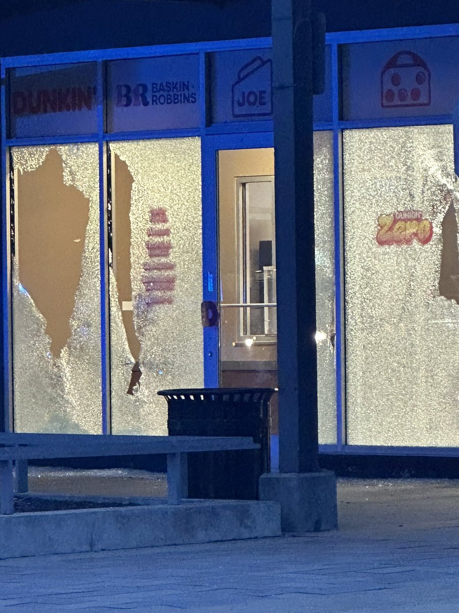 35th & Rhodes 3 PPL SHOT Chicago Police are investigating a triple shooting that left a child wounded this afternoon.  officers responded to calls of shots fired and several ppl shot. When they arrived, they found 3 gunshot35th & Rhodes3 PPL SHOT CPD are on scene for 3 ppl that’s been shot, including an 8yo child. 
