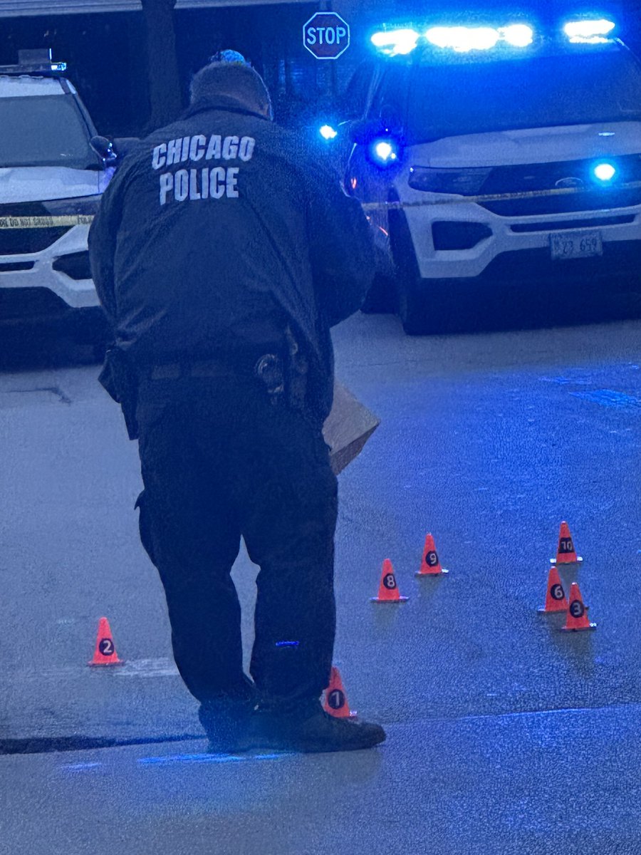 35th & Rhodes 3 PPL SHOT Chicago Police are investigating a triple shooting that left a child wounded this afternoon.  officers responded to calls of shots fired and several ppl shot. When they arrived, they found 3 gunshot35th & Rhodes3 PPL SHOT CPD are on scene for 3 ppl that’s been shot, including an 8yo child. 