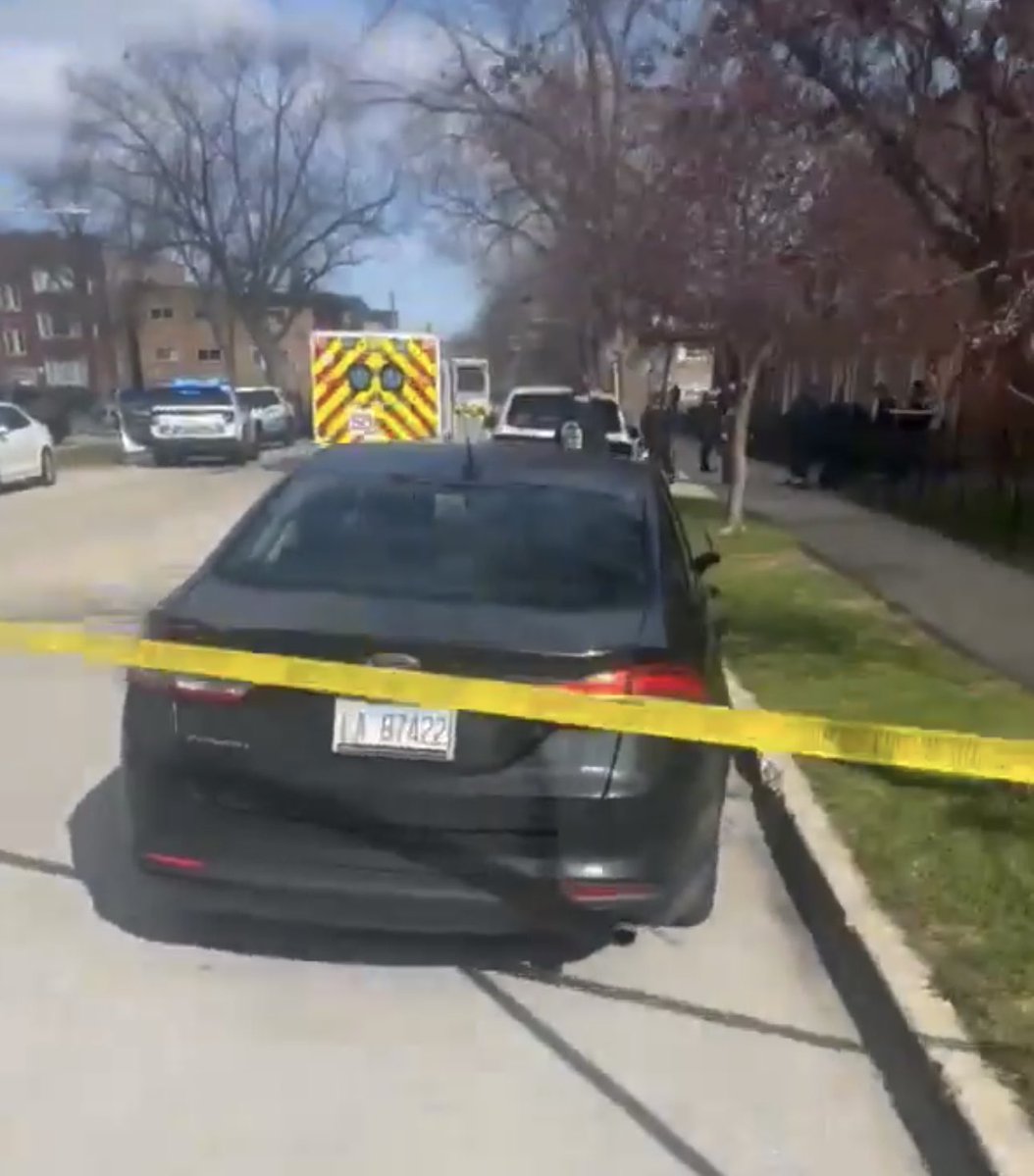78th & Coles  TEEN SHOT & KILLED Chicago Police are investigating a deadly shooting that left a teenage boy dead this morning in South Shore.The shooting occurred around 9:13am, Officers responded to calls of a person shot. 