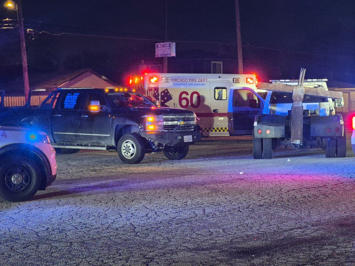 105th & Halsted TOW TRUCK DRIVER SHOT Chicago Police are investigating a shooting that left a tow truck driver wounded.The shooting occurred around 11:10pm, Officers responded to calls of a person shot in a parking lot.