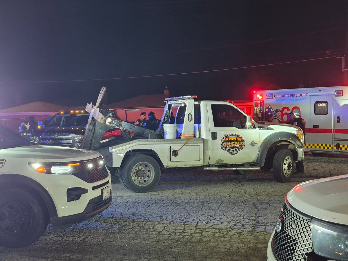 105th & Halsted TOW TRUCK DRIVER SHOT Chicago Police are investigating a shooting that left a tow truck driver wounded.The shooting occurred around 11:10pm, Officers responded to calls of a person shot in a parking lot.