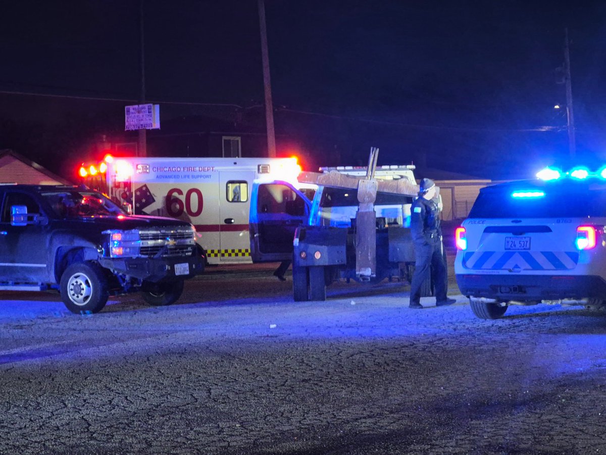 105th & Halsted TOW TRUCK DRIVER SHOT Chicago Police are investigating a shooting that left a tow truck driver wounded.The shooting occurred around 11:10pm, Officers responded to calls of a person shot in a parking lot.