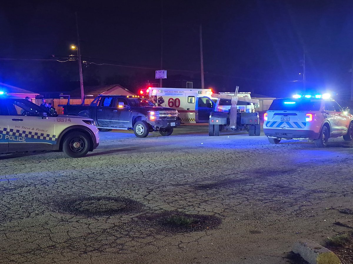 105th & Halsted TOW TRUCK DRIVER SHOT Chicago Police are investigating a shooting that left a tow truck driver wounded.The shooting occurred around 11:10pm, Officers responded to calls of a person shot in a parking lot.