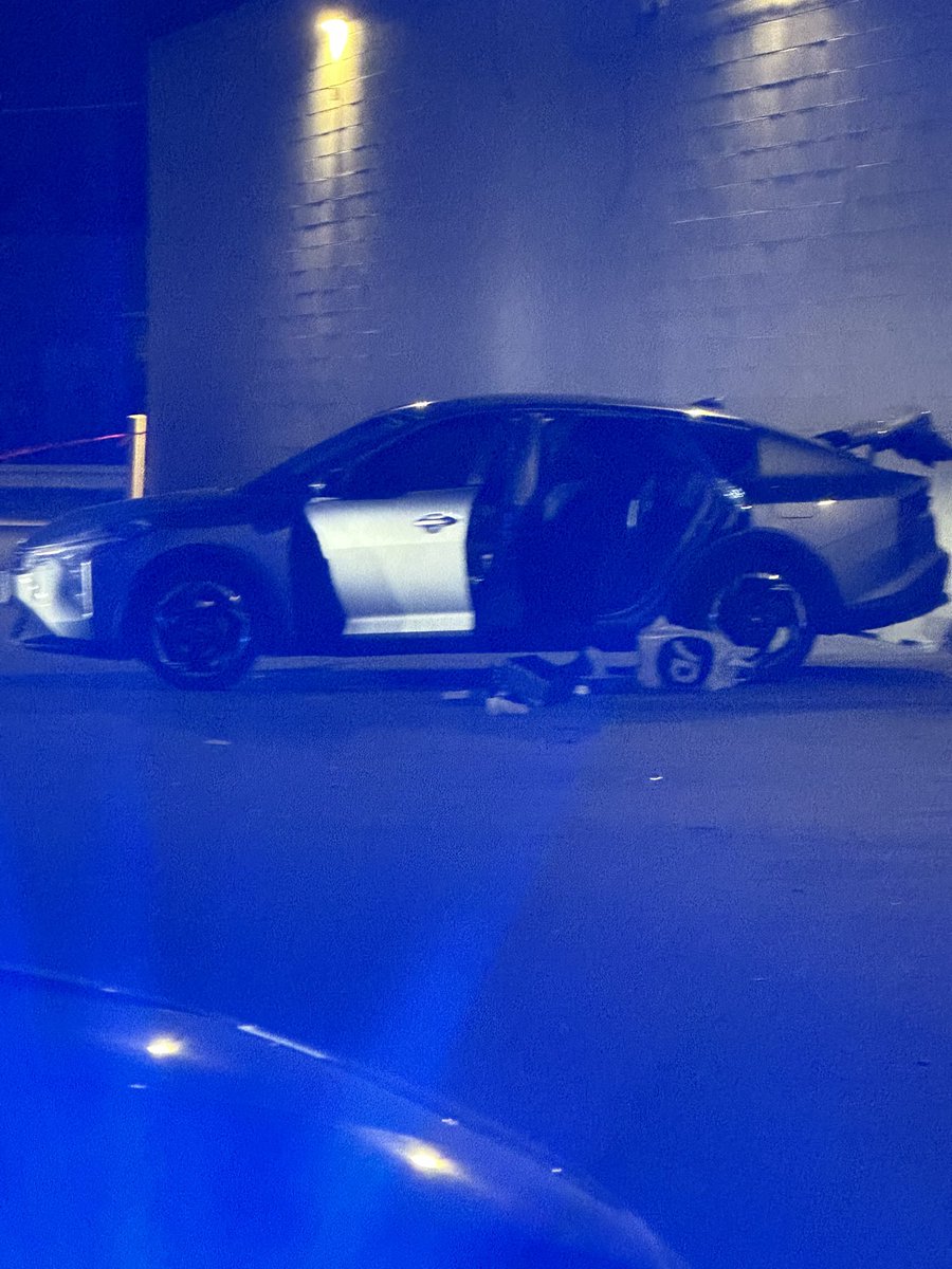 87th & Racine  PERSON SHOT Chicago Police are investigating a shooting that left a male wounded in Family Dollar Parking lot. 