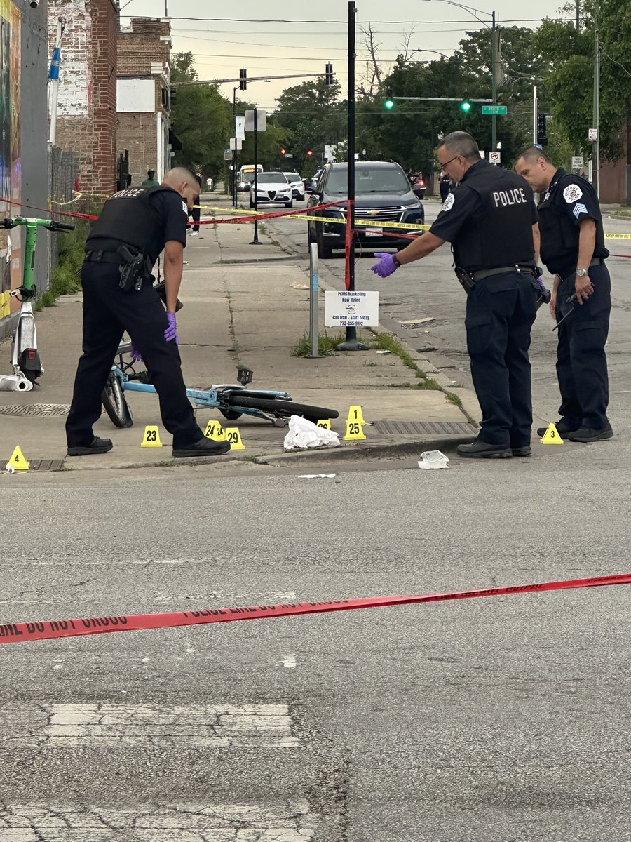 119th & Michigan 2 PPL SHOT, 1 KILLED Chicago Police are investigating a double shooting that left a male dead this this afternoon. The shooting occurred 5:14pm, Officers responded to calls of 2 ppl shot in front of the the liquor store.  