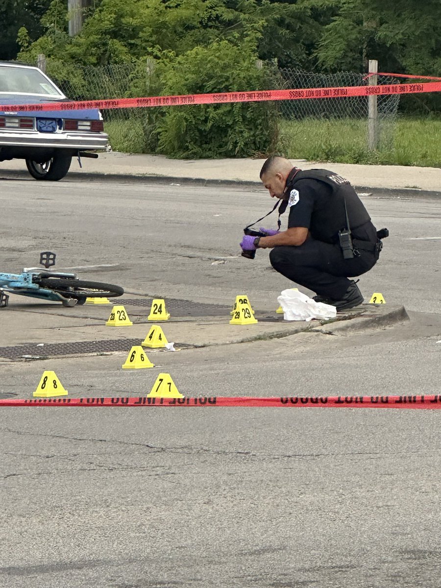 119th & Michigan 2 PPL SHOT, 1 KILLED Chicago Police are investigating a double shooting that left a male dead this this afternoon. The shooting occurred 5:14pm, Officers responded to calls of 2 ppl shot in front of the the liquor store.  