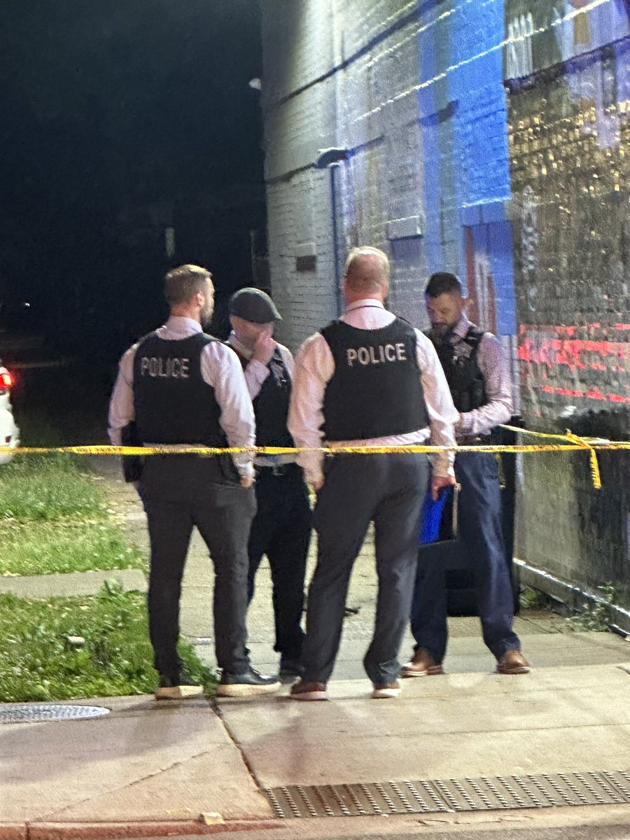 71st & Indiana MALE SHOT & KILLED Chicago Police are investigating a shooting that left a male dead late last night. Officers responded to calls of a person shot in front of a liquor store.