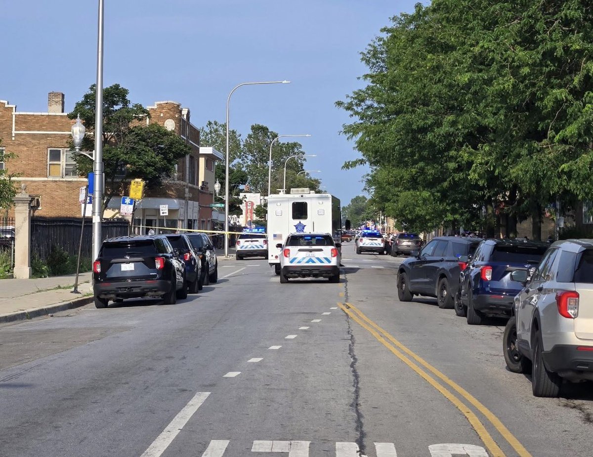 79th & Chappel  2 OFFICERS/ SUSPECT SHOT Chicago Police & COPA (Civilian Office of Civilian Accountability) are investigating a Police-involved shooting that left 2 CPD officers wounded, and a suspect in critical condition.  
