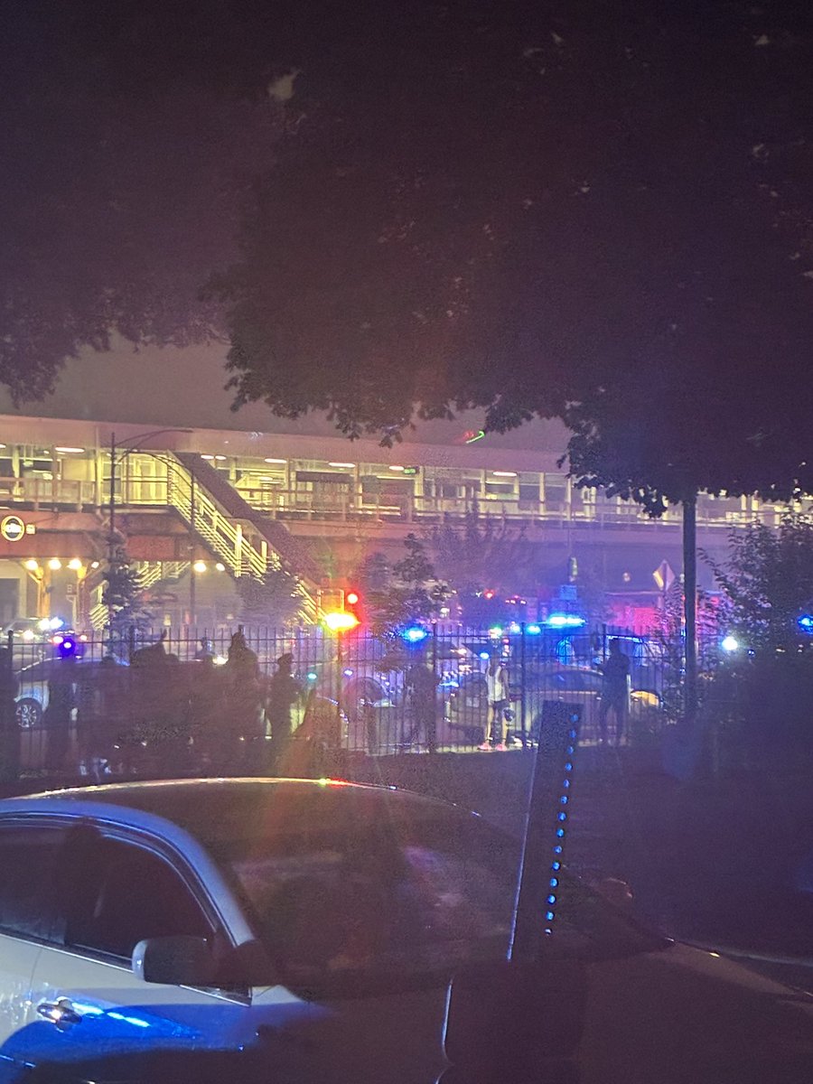 51st & Calumet MASS SHOOTING  4 PPL SHOT.. Chicago Police are investigating a Mass Shooting that left 4 ppl wounded, 1 critically tonight. The shooting occurred around 9:01pm, Officers responded to calls of several ppl shot on the corner.  
