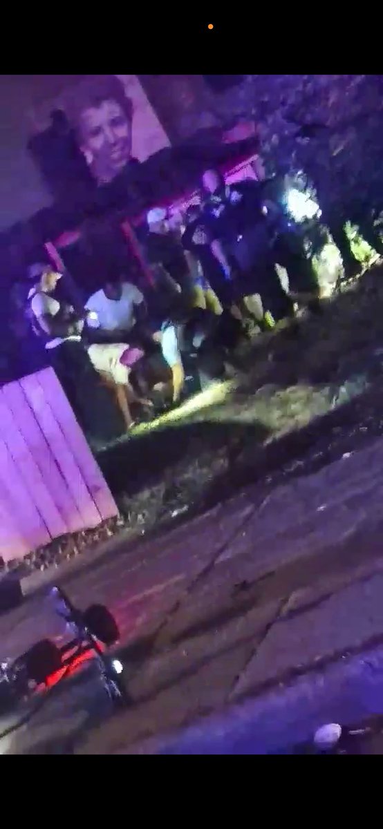 51st & Calumet MASS SHOOTING  4 PPL SHOT.. Chicago Police are investigating a Mass Shooting that left 4 ppl wounded, 1 critically tonight. The shooting occurred around 9:01pm, Officers responded to calls of several ppl shot on the corner.  