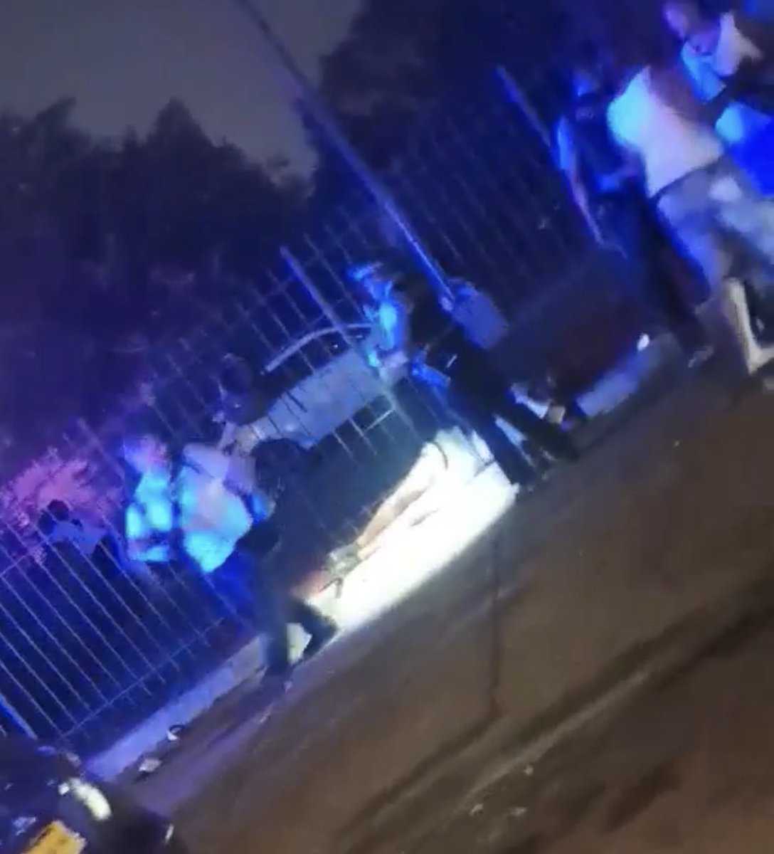 51st & Calumet MASS SHOOTING  4 PPL SHOT.. Chicago Police are investigating a Mass Shooting that left 4 ppl wounded, 1 critically tonight. The shooting occurred around 9:01pm, Officers responded to calls of several ppl shot on the corner.  