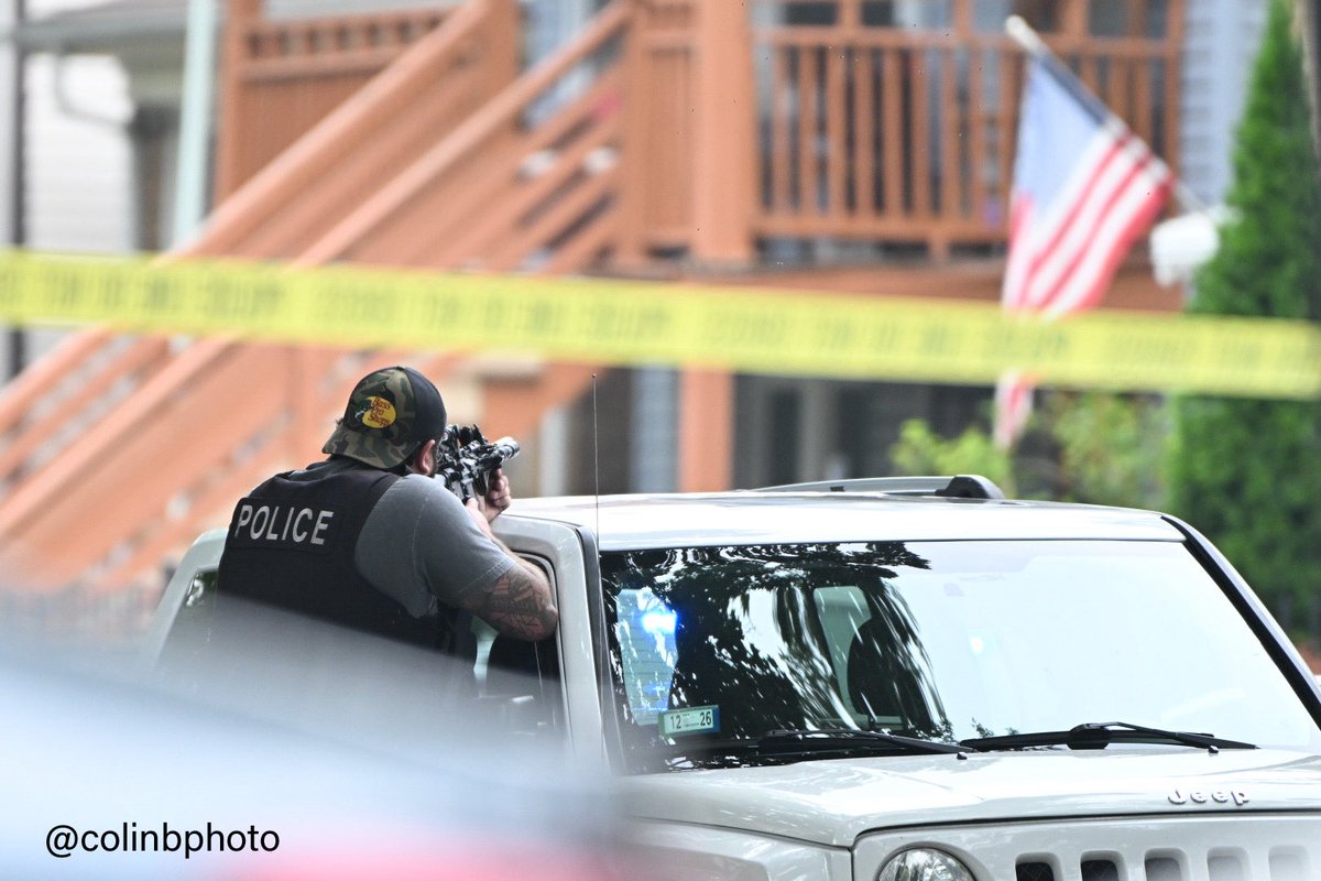 Chicago Police, SWAT respond to a reported shooting and barricade situation in the 4600 block of North Springfield Ave in Albany Park right now.