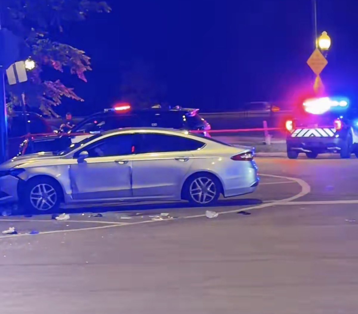 54th & S. Shore Dr.  2 PPL SHOT, 1 KILLED Chicago Police are investigating a deadly shooting that left a male dead and a female wounded in Hyde Park late last night. The shooting occurred around 11:12pm, CPD & UofC PD responded to calls of 2 ppl shot and a car55th & S. Shore Dr. 