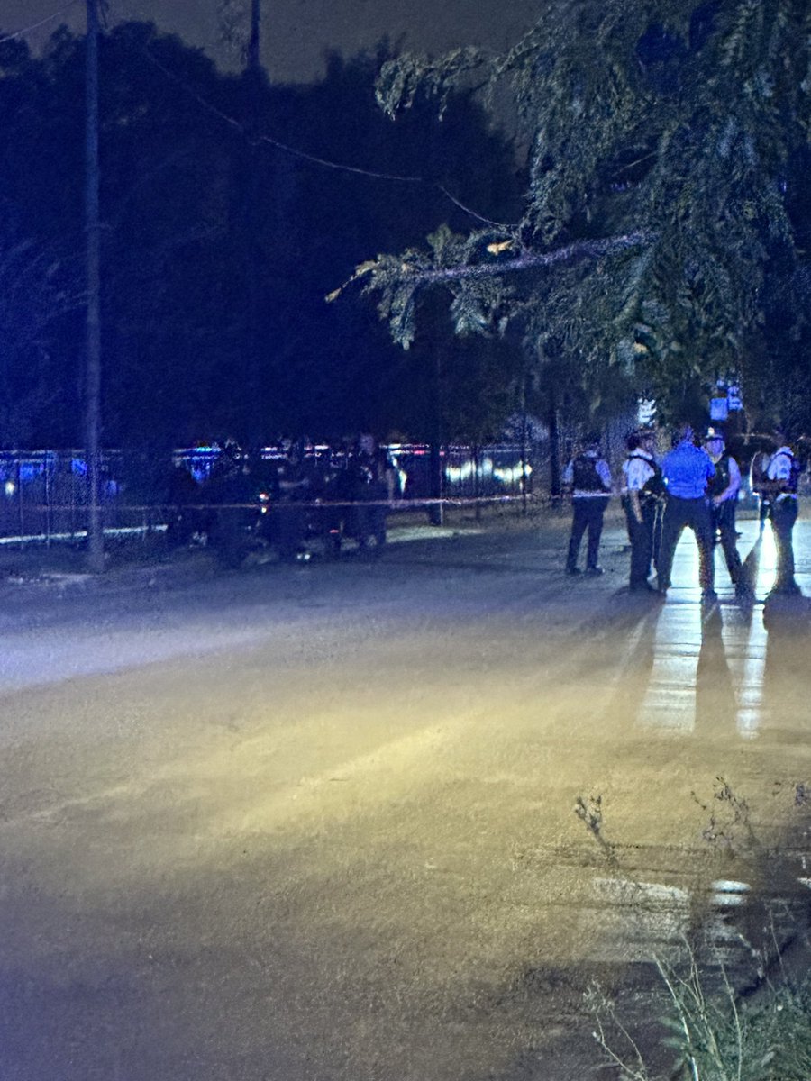104th & Michigan  2 FEMALES SHOT, 1 KILLED Chicago Police are investigating a double shooting that left a 2 females shot, 1 dead overnight in Roseland. The shooting occurred around 12:49am, officers responded to calls of 2 ppl shot and a car crash. 