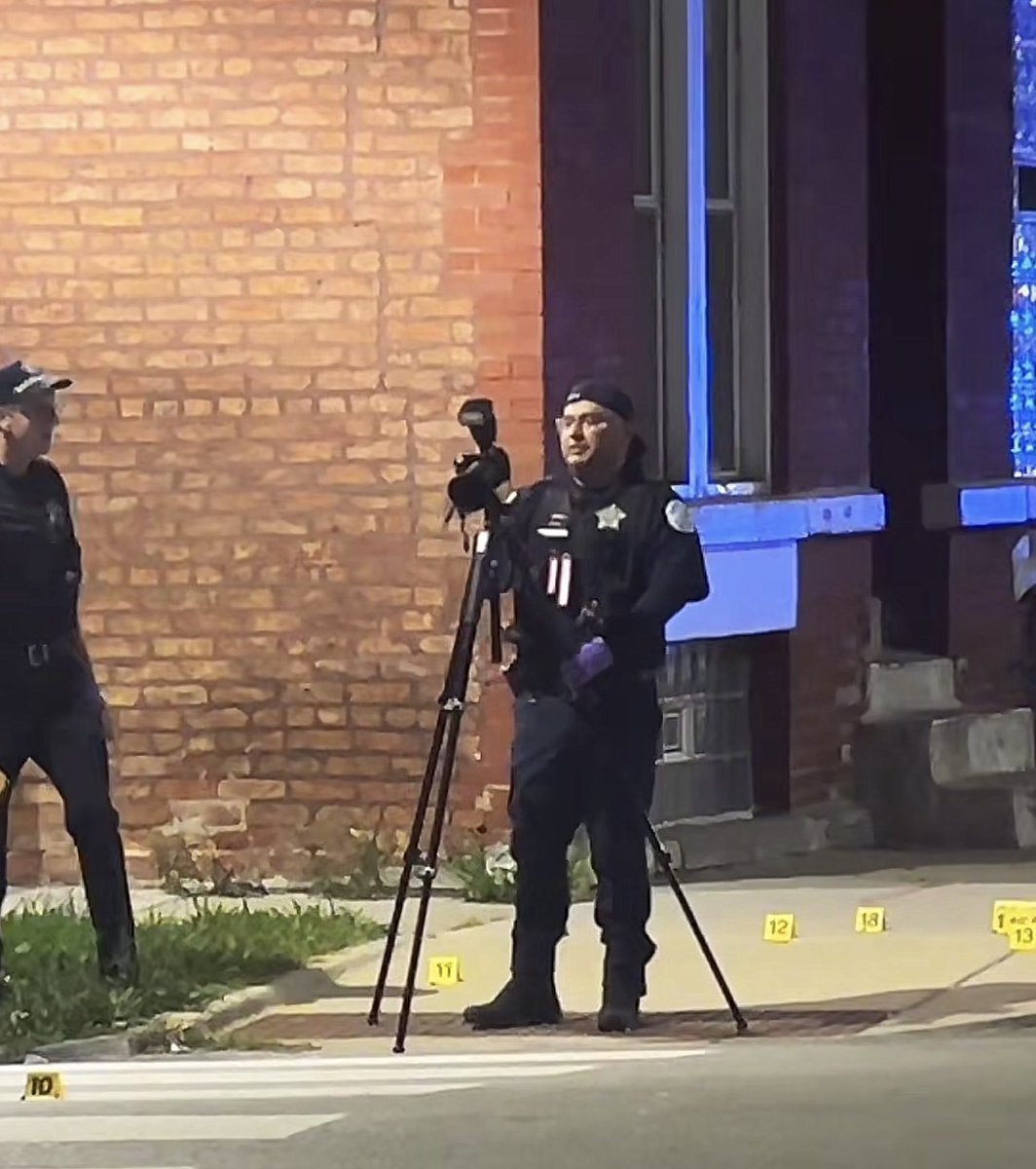 Jackson & Hoyne 3 PPL SHOT Chicago Police are on scene investigating a triple shooting on the near west side. The shooting occurred around 10:15pm, officers responded to calls of several ppl shot.