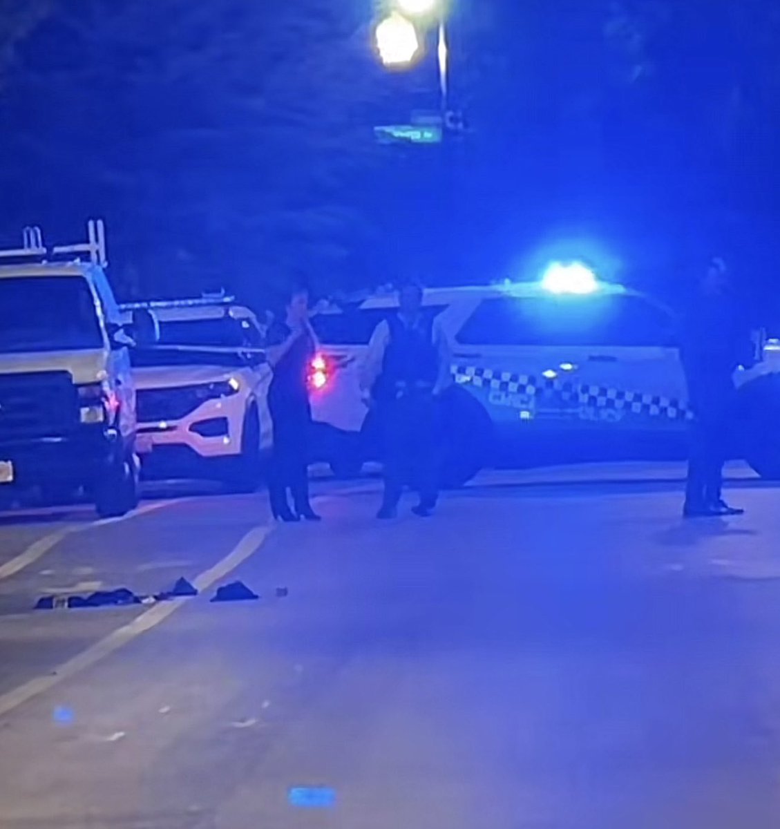 Jackson & Hoyne 3 PPL SHOT Chicago Police are on scene investigating a triple shooting on the near west side. The shooting occurred around 10:15pm, officers responded to calls of several ppl shot. 