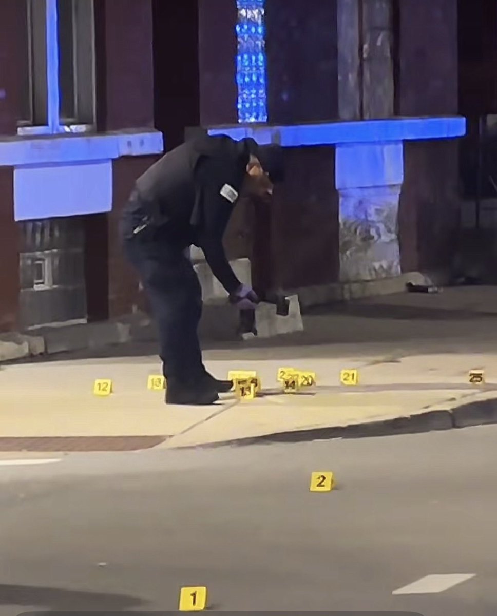 Jackson & Hoyne 3 PPL SHOT Chicago Police are on scene investigating a triple shooting on the near west side. The shooting occurred around 10:15pm, officers responded to calls of several ppl shot. 