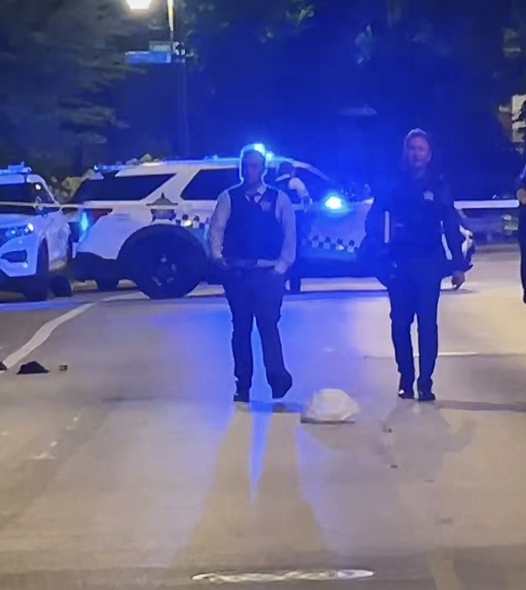 Jackson & Hoyne 3 PPL SHOT Chicago Police are on scene investigating a triple shooting on the near west side. The shooting occurred around 10:15pm, officers responded to calls of several ppl shot. 