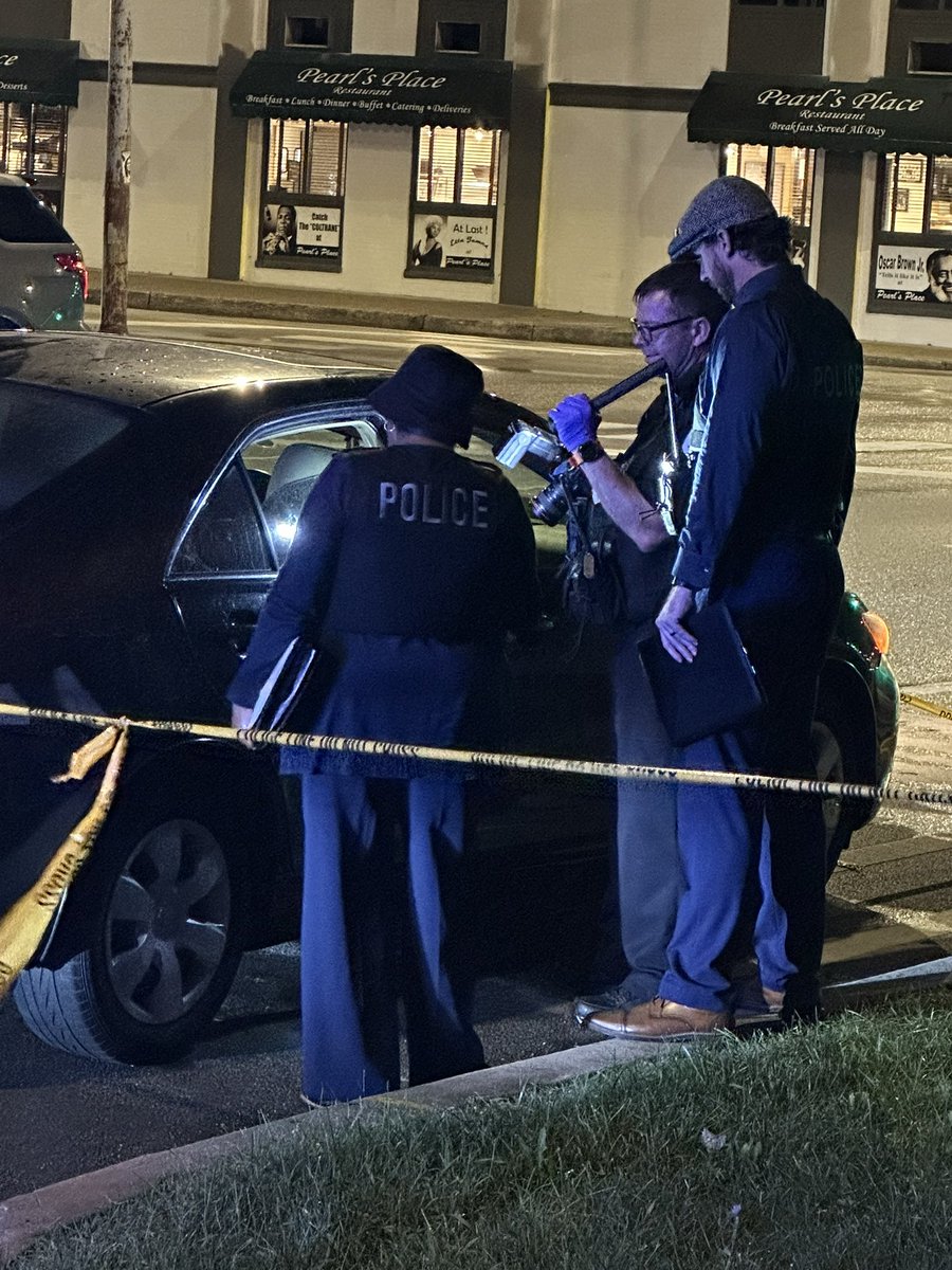 37th & Wabash/Pershing & Michigan 3 PPL SHOT, 1 KILLED Chicago Police are investigating a triple shooting that left a man dead at a large gathering late last night. 