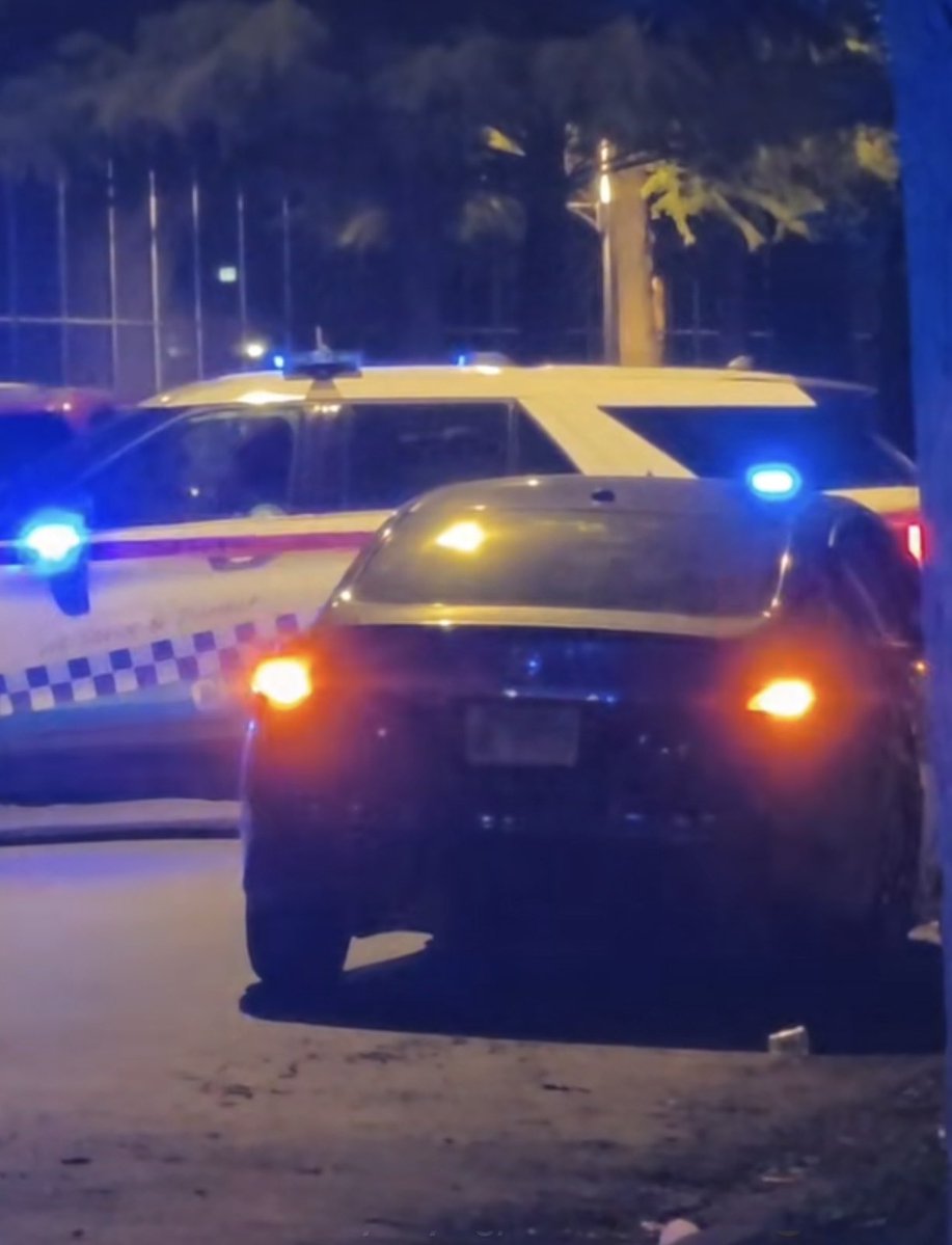83rd & Essex MALE SHOT Chicago Police are investigating a shooting that left a male wounded during a fight. responded to calls of a person shot. When they arrived, they found a 32-yr-old male with a Hsw to the abdomen and graze