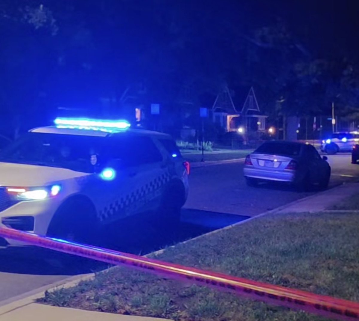 83rd & Essex MALE SHOT Chicago Police are investigating a shooting that left a male wounded during a fight. responded to calls of a person shot. When they arrived, they found a 32-yr-old male with a Hsw to the abdomen and graze