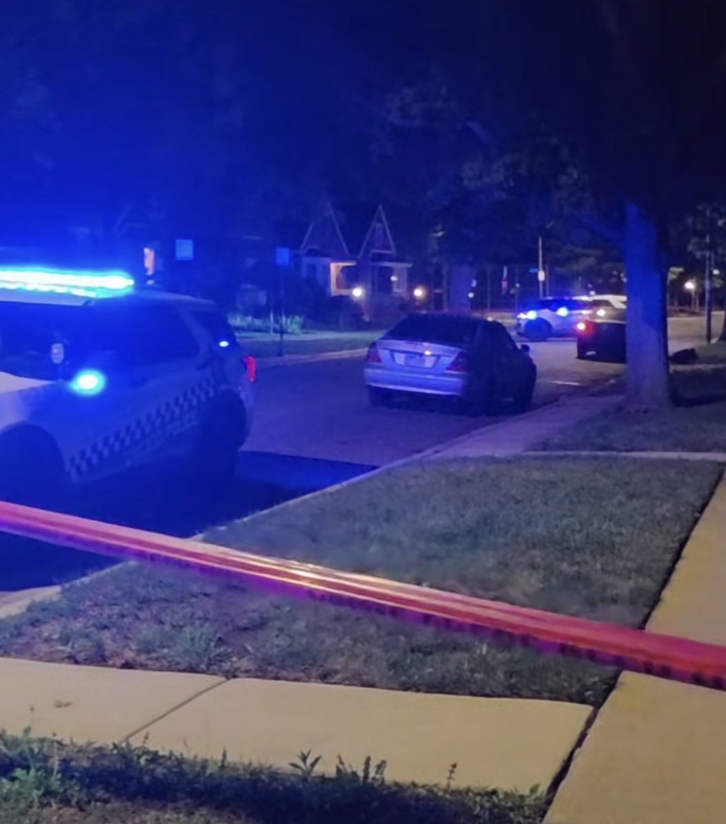 83rd & Essex MALE SHOT Chicago Police are investigating a shooting that left a male wounded during a fight. responded to calls of a person shot. When they arrived, they found a 32-yr-old male with a Hsw to the abdomen and graze